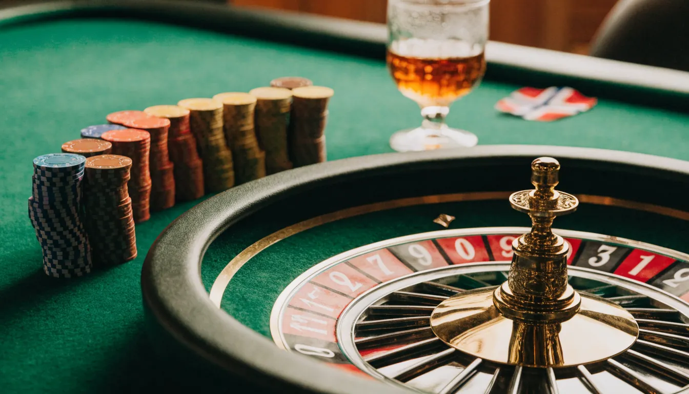 Roulettehjul med jetonger på et grønt casinobord i norsk setting